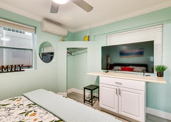 Steps To Shore: Walkable Clearwater * Clearwater Beach