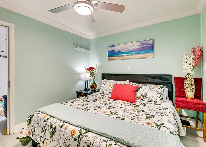 Steps To Shore: Walkable Clearwater Holiday home Clearwater Beach