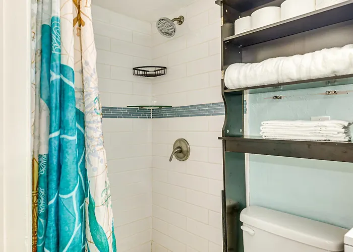 Steps To Shore: Walkable Clearwater Holiday home *