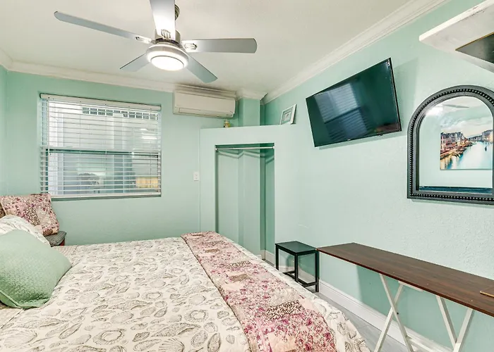 Steps To Shore: Walkable Clearwater Holiday home Clearwater Beach